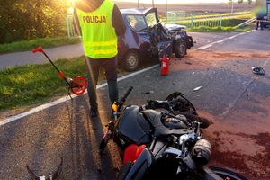 Poważny wypadek na drodze wojewódzkiej – motocyklista zderzył się z fiatem