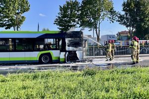 Autobus stanął w płomieniach w Olsztynie. Utrudnienia na ul. Sielskiej [ZDJĘCIA]