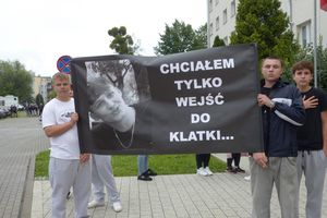 „Chciałem tylko wejść do klatki”. Marsz milczenia przeszedł ulicami Elbląga po śmierci 19-letniego Oliwiera. Nastolatek zmarł po interwencji policji