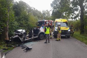 [ZDJĘCIA] Samochód z czteroosobową rodziną uderzył w drzewo. Ojciec i 3-miesięczny niemowlak nie żyją [AKTUALIZACJA] 