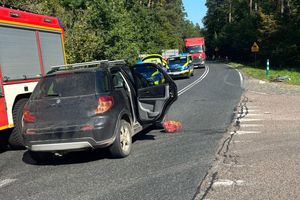 Wypadek z udziałem rowerzysty. Jedna osoba w szpitalu