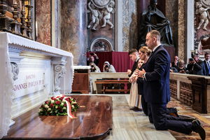 Polska para prezydencka złożyła kwiaty przy grobie św. Jana Pawła II