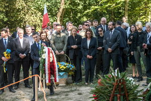 Wciąż płyną łzy ocalałych oraz bliskich i potomków ofiar