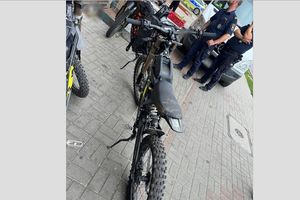 Mają 10 i 12 lat. Jechali na motorowerach bez rejestracji i nie mając uprawnień