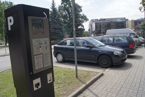 Specjalny samochód prześwietlił strefę parkowania w Olsztynie 