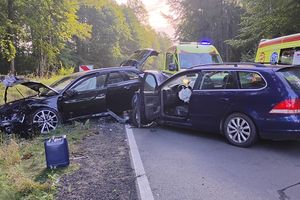 Wahadło na DK16 po zderzeniu trzech osobówek. Dwie osoby trafiły do szpitala 
