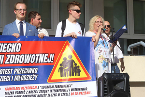 Pikietowali przeciw seksualizacji szkoły
