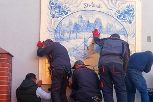 Ceramiczny mural z Drwęcą w roli głównej z Manufaktury Zawodów Dawnych