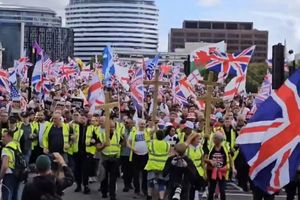Tłumy na ulicach Londynu protestują w sprawie imigracji – zobacz wideo