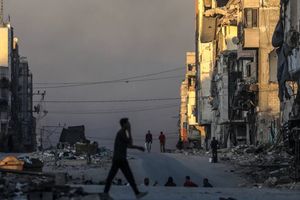 Armia zaatakowała 140 celów w Gazie. W atakach zginęło 77 osób