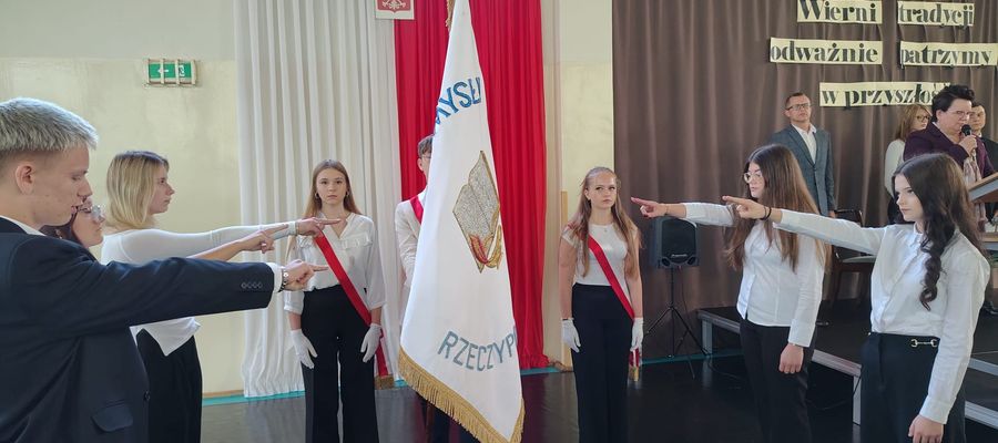 Ślubowanie pierwszoklasistów na sztandar w Norwidzie