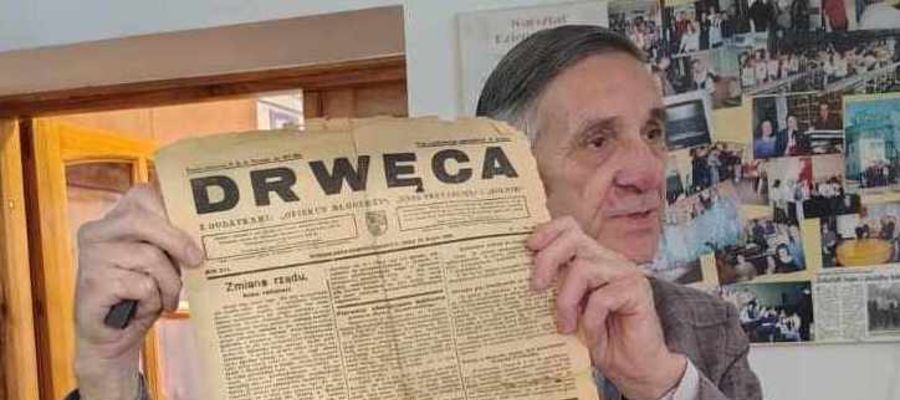 Dr Andrzej Korecki prezentuje egzemplarz gazety "Drwęca"