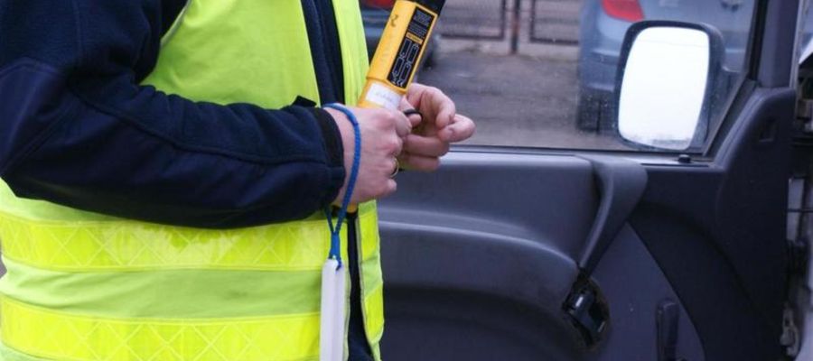 Pijany obcokrajowiec chciał przekupić policjantów