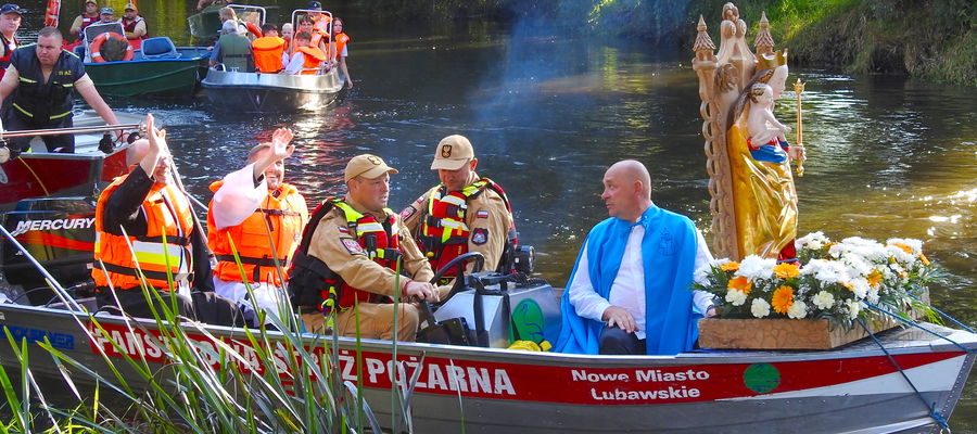 Moment wypłynięcia procesji wodnej z Nowego Miasta