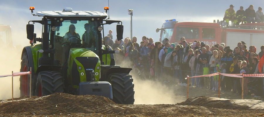 Migawka z ubiegłorocznych wyścigów traktorów w Janówku