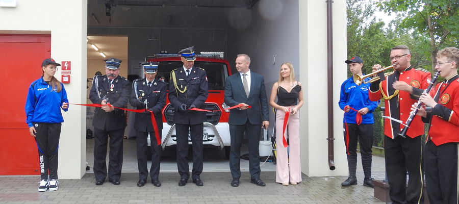 Uroczyste przecięcie wstęgi do zmodernizowanej remizy w Brzoziu Lubawskim