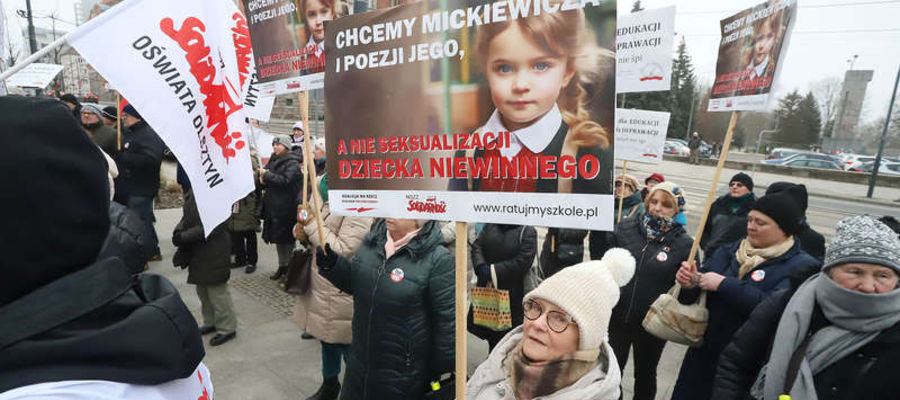 Protest pod Urzędem Wojewódzkim w Olsztynie przeciw nowemu przedmiotowi 