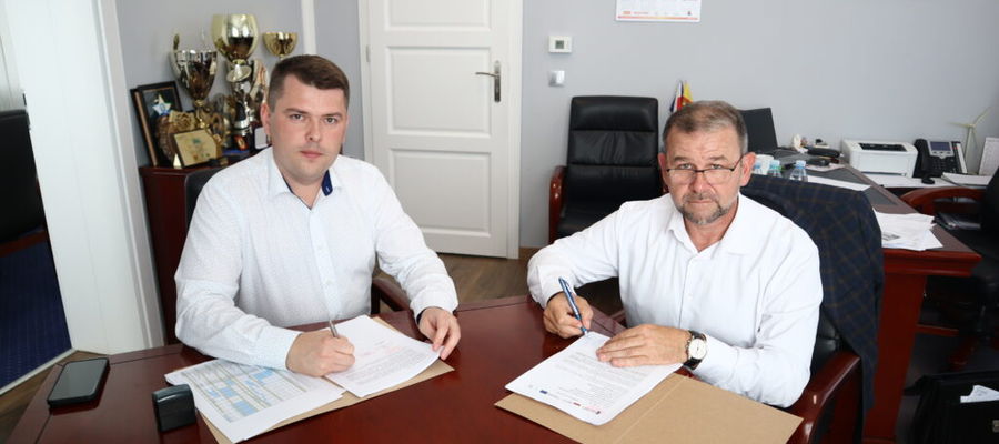 Moment podpisania umowy na przebudowy obiektów handlowo-usługowych na świetlicę