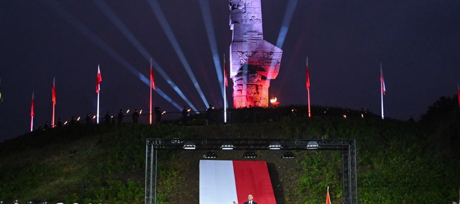 Prezydent RP Karol Nawrocki (C) przemawia podczas uroczystości przed Pomnikiem Obrońców Wybrzeża na Westerplatte w Gdańsku.