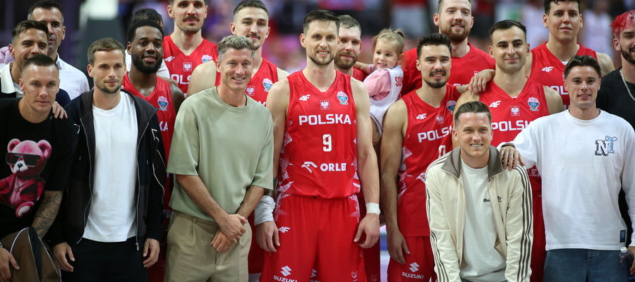 Koszykarze i piłkarze reprezentacji Polski pozują do zdjęcia po meczu z Francją