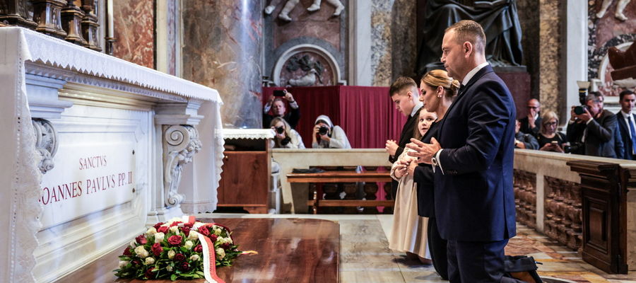 Polska para prezydencka złożyła kwiaty przy grobie św. Jana Pawła II