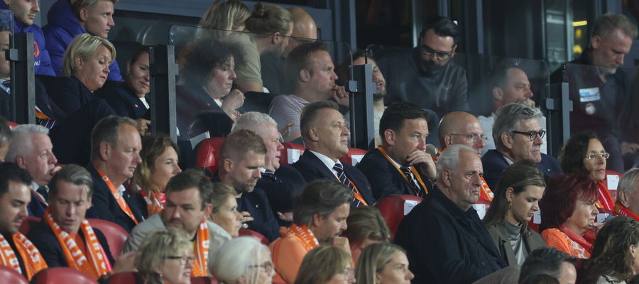 Prezes Cezary Kulesza i sekretarz generalny PZPN Łukasz Wachowski na trybunach w Rotterdamie