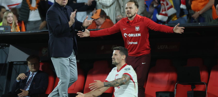 Paweł Wszołek i trener Jan Urban podczas meczu z Holandią