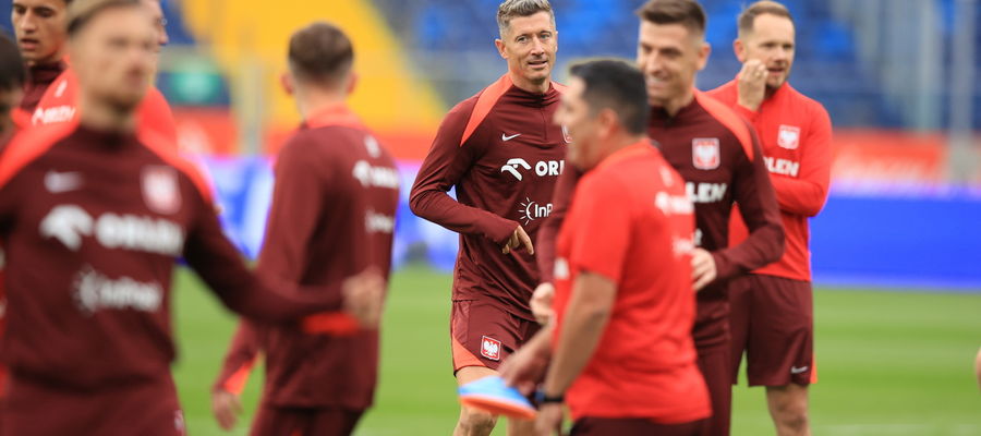 Kapitan piłkarskiej reprezentacji Polski Robert Lewandowski (C) podczas treningu kadry na Stadionie Śląskim w Chorzowie