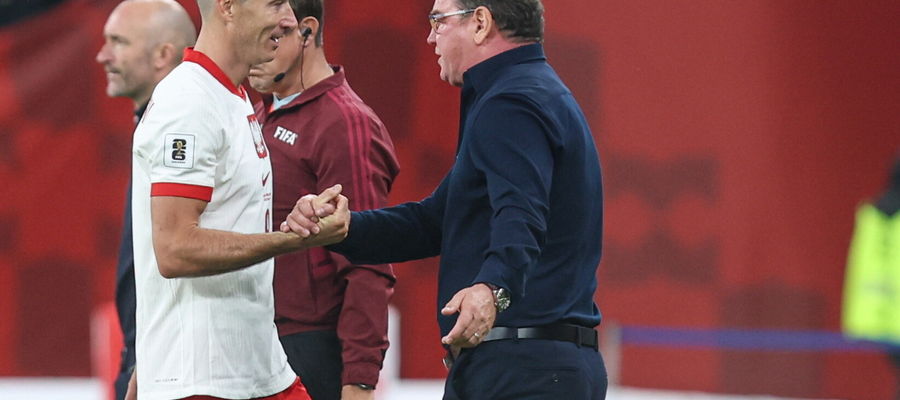 Jan Urban dziękuję Robertowi Lewandowskiemu za dobrą grę i zdobytą bramkę w meczu z Finami
