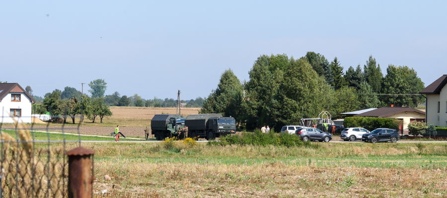 Służby w okolicach miejsca upadku rosyjskiego drona w miejscowości Mniszków.