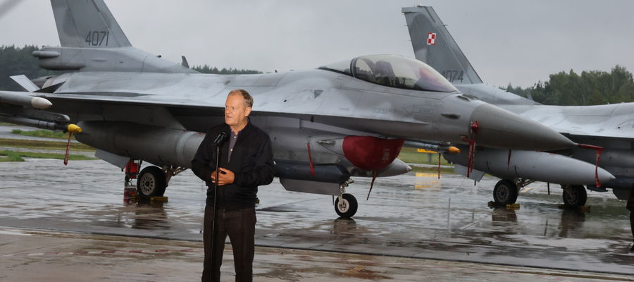 Premier Donald Tusk podczas wypowiedzi dla mediów w 32. Bazie Lotnictwa Taktycznego w Łasku.