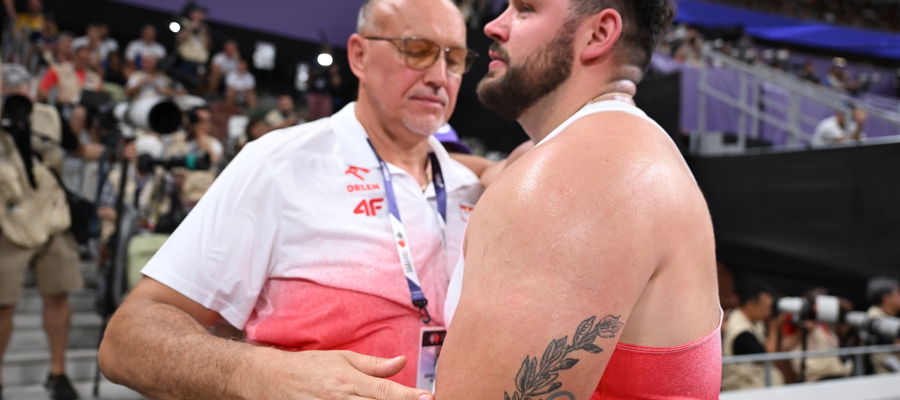 Konrad Bukowiecki ze ojcem i trenerem Ireneuszem po konkursie w Tokio