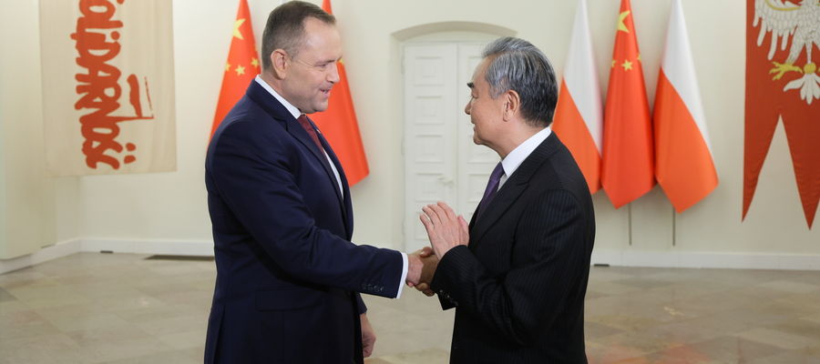 Prezydent RP Karol Nawrocki (L) i szef MSZ Chin Wang Yi (P) podczas spotkania w Pałacu Prezydenckim w Warszawie.