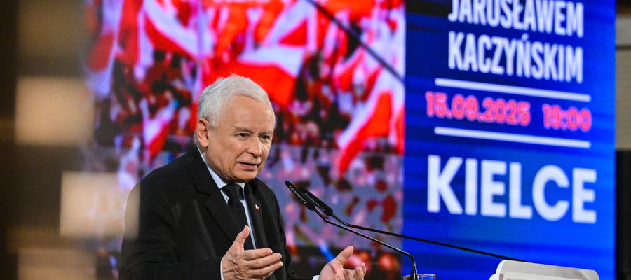  Prezes PiS Jarosław Kaczyński podczas spotkania z mieszkańcami w Wojewódzkim Dom Kultury im. Marszałka Józefa Piłsudskiego w Kielcach.