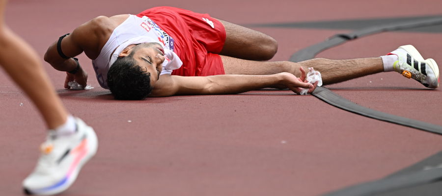 Maher Ben Hlima leży za metą chodu na 20 km