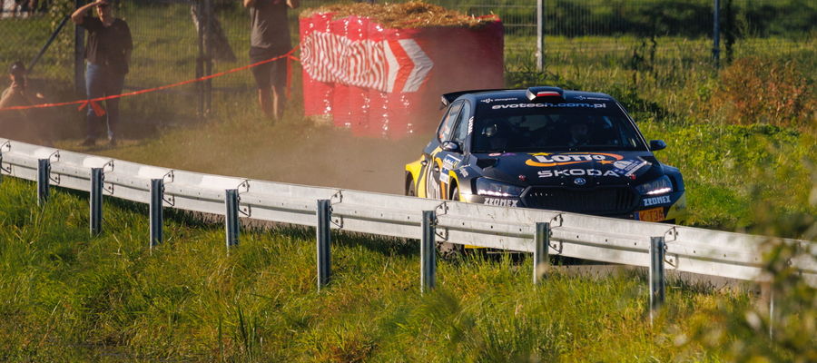 Jakub Matulka i Damian Syty (Skoda Fabia RS Rally2) na trasie Rajdu Śląska
