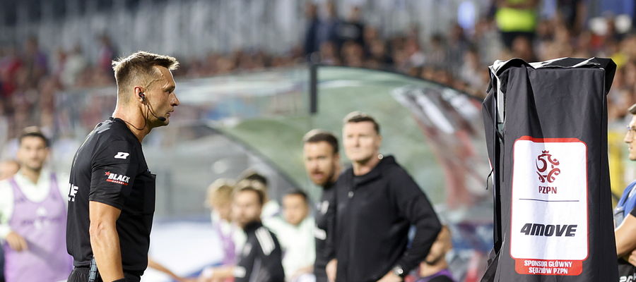 Sędzia Jarosław Przybył korzysta z systemu var podczas meczu Raków - Legia Warszawa