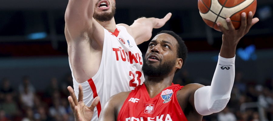 Pod koszem walczą Alperen Sengun i Jordan Loyd 

