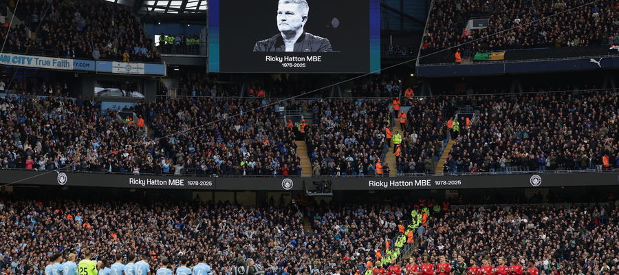 Podczas piłkarskich derbów Manchesteru śmierć Ricky'ego Hattona uczczono minutą ciszy