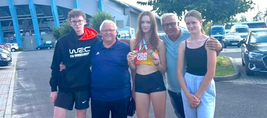 Nowomiejscy lekkoatleci z trenerami we Włocławku