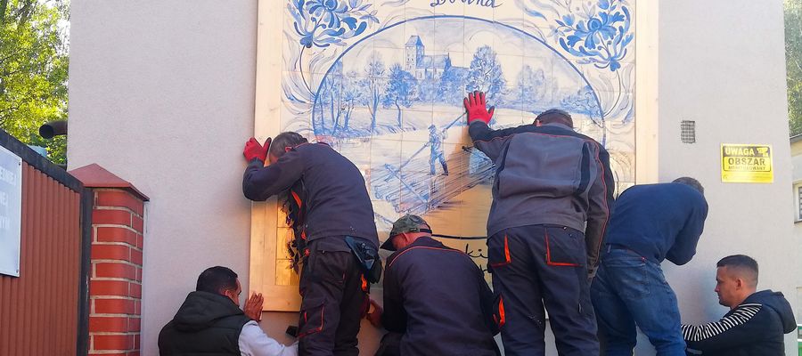 Montaż ceramicznego dzieła Natalii Reszki i Anny Pestki Górskiej 