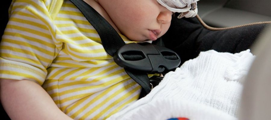 Jedziesz z dzieckiem samochodem? Pamiętaj!