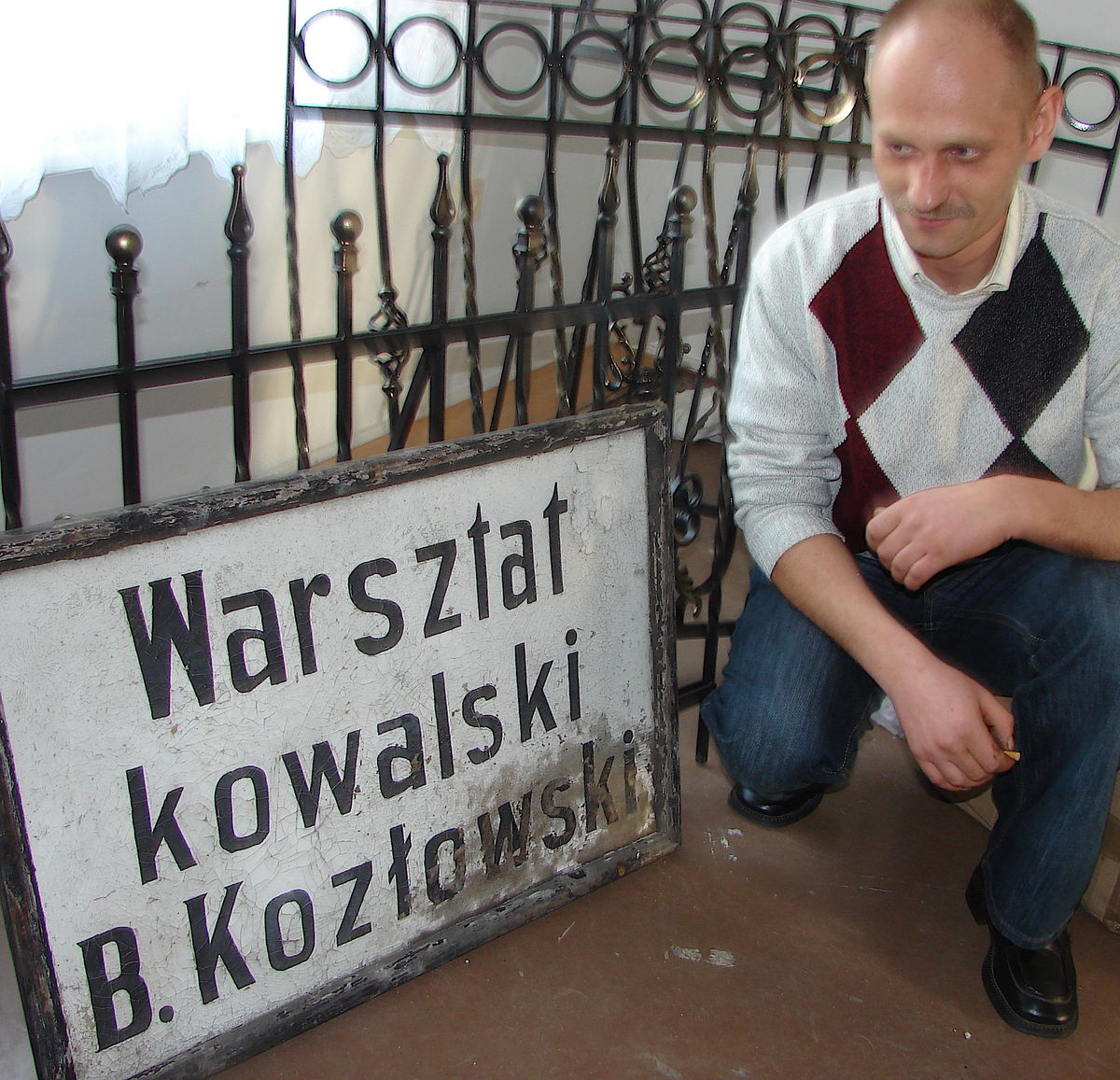 Historyczny szyld kuźni Bolesława Kozłowskiego przechowuje wnuk Mariusz Jankowski