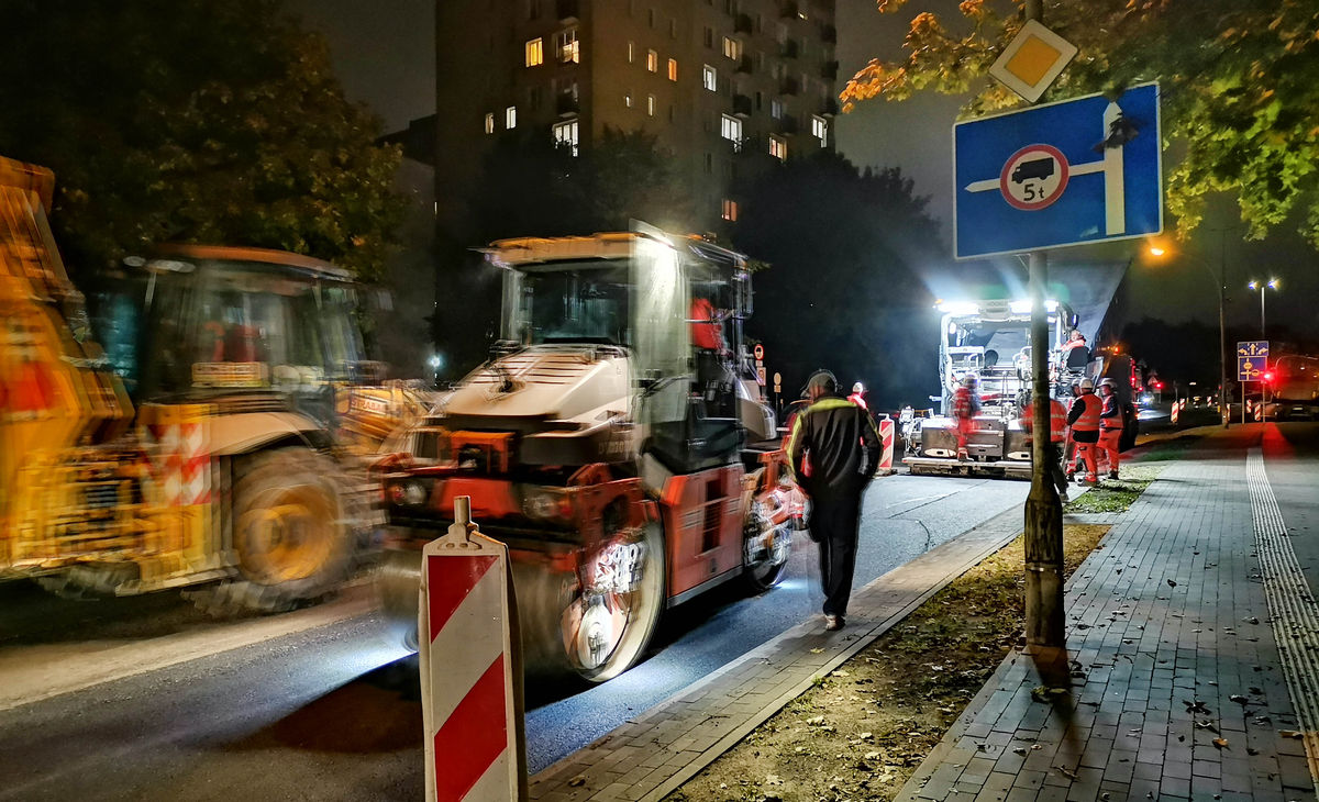 Praca na al. Sybiraków trwają do późnych godzin nocnych