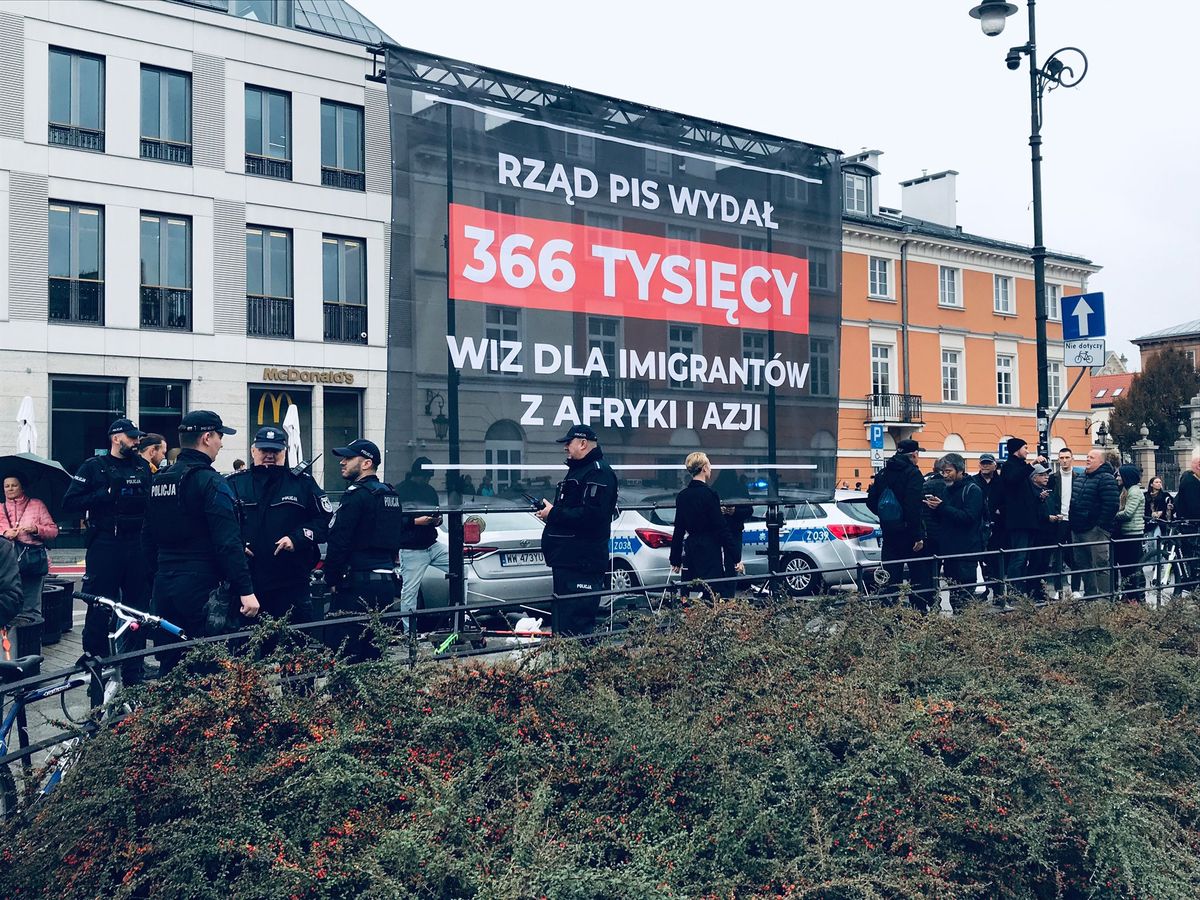 Taki transparent został ustawiony przez środowiska związane z obozem rządzącym przy ul. Podwale. Podczas sobotniego marszu pilnowali go policjanci.