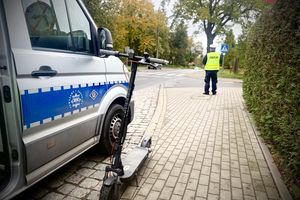 Przejeżdżał hulajnogą przez pasy dla pieszych i został potrącony. Jest apel policji