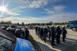 Mecz pełen emocji, trybuny pełne kibiców, a ulice pełne policji