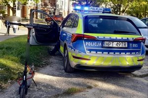 Dwoje dzieci na hulajnodze elektrycznej. O włos od nieszczęścia