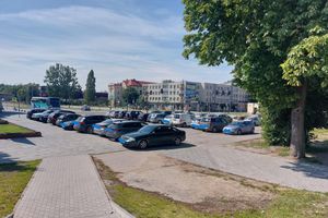Trwają rozmowy o nowych miejscach parkingowych przy dworcu PKP w Ełku