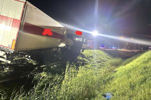 Na S7 kierowca ciężarówki uderzył w barierki